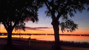 A sunset view with trees and a body of water. - Lakefront Retreat on Lake Ariana w/ EV Charger (Auburndale)