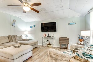 Interior - Walk to Beach: Fort Walton Coastal Retreat (Fort Walton Beach)