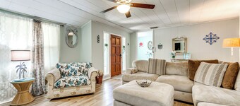 Walk to Beach: Fort Walton Coastal Retreat