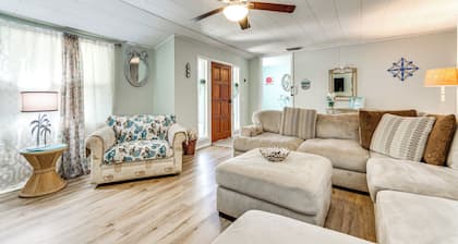 Walk to Beach: Fort Walton Coastal Retreat