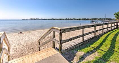 Walk to Beach: Fort Walton Coastal Retreat