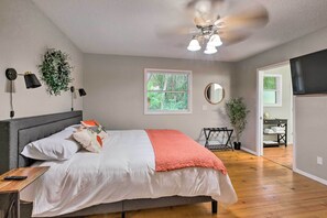 2 bedrooms, iron/ironing board, bed sheets - Cozy Ocala Home w/ Porch < 1 Mi to Downtown! (Ocala)
