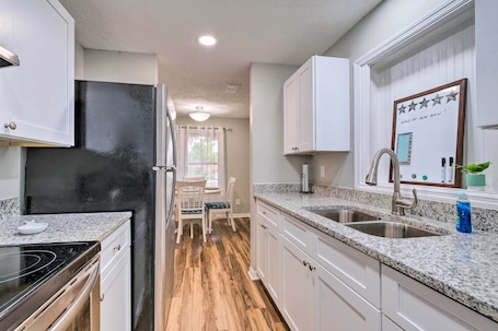 Microondas, horno, placa de cocina, licuadora