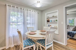 A dining area with a round table, four chairs, and a ceiling fan. - Cozy Ocala Home w/ Porch < 1 Mi to Downtown! (Ocala)