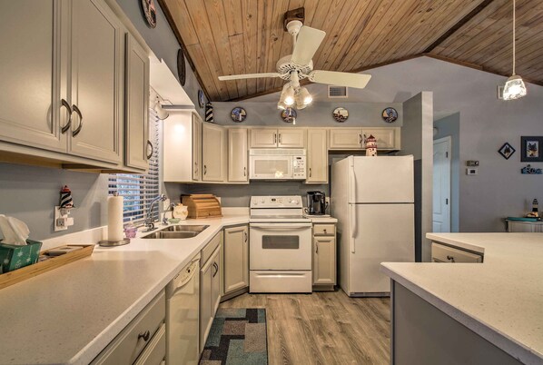 House (2 Bedrooms) | Interior - 1 Mi to Boat Launch: Crystal River Home w/ Dock (Crystal River)