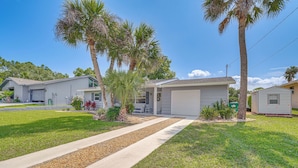 A residential area with houses, palm trees, and a clear sky. - Dock, Kayaks & Bicycles: Crystal River Getaway! (Crystal River)