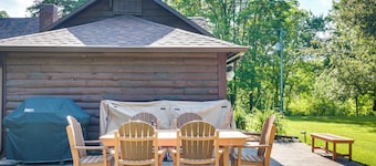 Dog-friendly Park Falls Cottage w/ 5 Acres & Lake