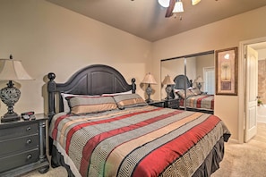 3 bedrooms, iron/ironing board, bed sheets - Davenport Condo w/ Pool Access - 11 Mi to Disney! (Davenport)