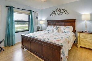 2 dormitorios, tabla de planchar con plancha, ropa de cama