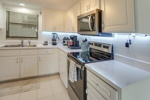 Microondas, horno, placa de cocina y lavavajillas