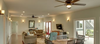 'the Aloha Green House' Retreat w/ Ocean Views!