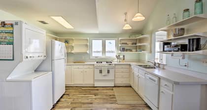 Cozy Waterfront 'island House' on Live Oak Island!