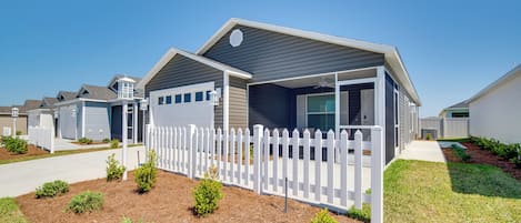 ヴィラ (2 Bedrooms) | 施設の正面