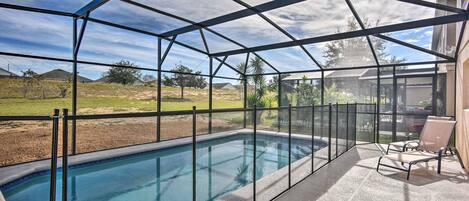 Una piscina exterior cubierta con vistas despejadas del paisaje circundante.