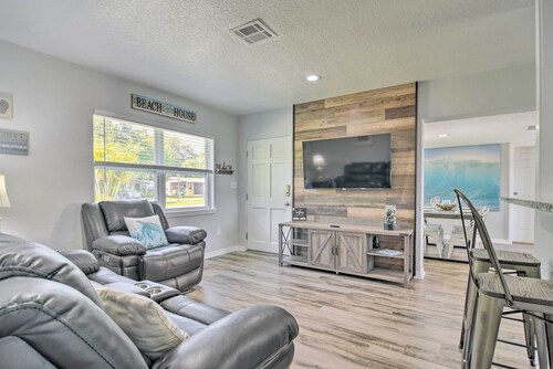 Sunny Seminole Home: Grill, Fire Pit & Fenced Yard