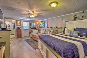 Apartment (0 Bedroom) | Interior - 8 Mi to Beaches: Artistic Bradenton Studio w/ Yard (Bradenton)