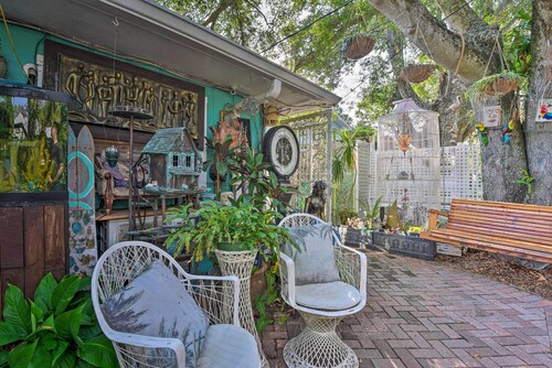 8 Mi to Beaches: Artistic Bradenton Studio w/ Yard