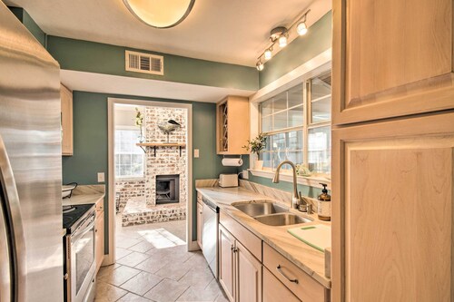 Pet-friendly A-frame Retreat Near Dtwn + Beaches!