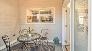 A covered patio with a round table, four chairs, and a potted plant. - A-frame Retreat in Pensacola, 10 Mi to Dtwn (Pensacola)