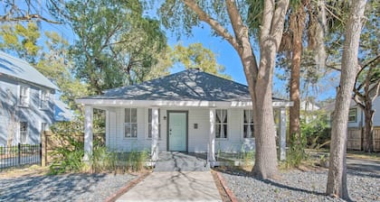 Charming 100-year-old Home < 1 Mi to Downtown