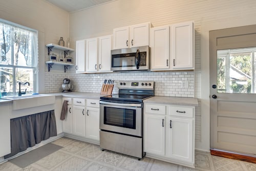 Charming 100-year-old Home < 1 Mi to Downtown