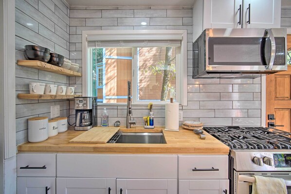 House (3 Bedrooms) | Interior - Picturesque Cabin: 2 Balconies, Walk to Lake! (Crestline)