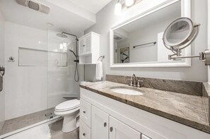 Douche, sèche-cheveux, serviettes fournies