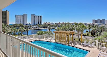 Snowbird's Retreat: Walkable Destin Condo w/ View!