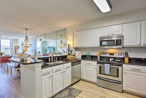 Snowbird's Retreat: Walkable Destin Condo w/ View!