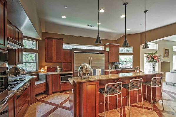 Interior - Roomy Home w/ Deck, 5 Mi to Lake Arrowhead Village (Lake Arrowhead)