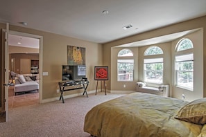 Interior - Roomy Home w/ Deck, 5 Mi to Lake Arrowhead Village (Lake Arrowhead)