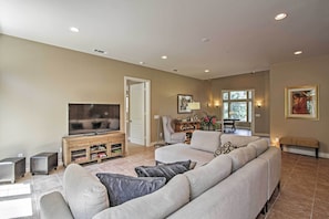 Interior - Roomy Home w/ Deck, 5 Mi to Lake Arrowhead Village (Lake Arrowhead)