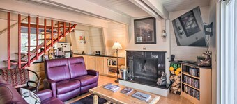 5 Mi to Snow Summit: Cabin w/ Deck & Fireplace