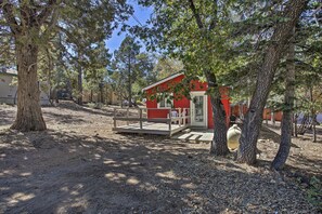 Terrace/patio - Cheerful Cabin Near Hiking & Big Bear Lake! (Sugarloaf)