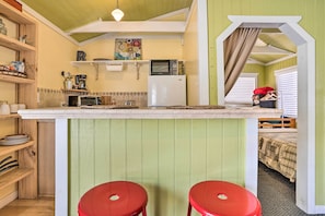 Maison (1 Bedroom) | Cuisine privée | Four à micro-ondes, un four, surface de cuisson, vaisselle et ustensiles
