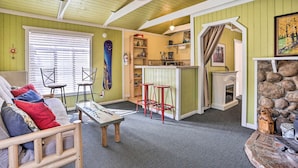 Una sala de estar acogedora con un sofá, una mesa de centro y una chimenea.