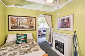 1 bedroom, bed sheets - Cheerful Cabin Near Hiking & Big Bear Lake! (Sugarloaf)