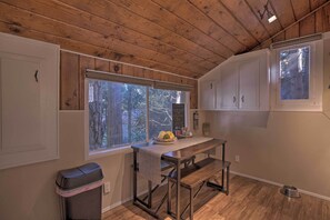 Dining - Cozy, Pet-friendly Mtn Cabin: 1 Mi to Lake Gregory (Crestline)