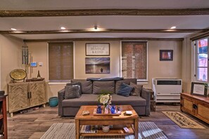 Books - Cozy, Pet-friendly Mtn Cabin: 1 Mi to Lake Gregory (Crestline)