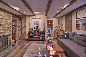 Lobby - Cozy, Pet-friendly Mtn Cabin: 1 Mi to Lake Gregory (Crestline)