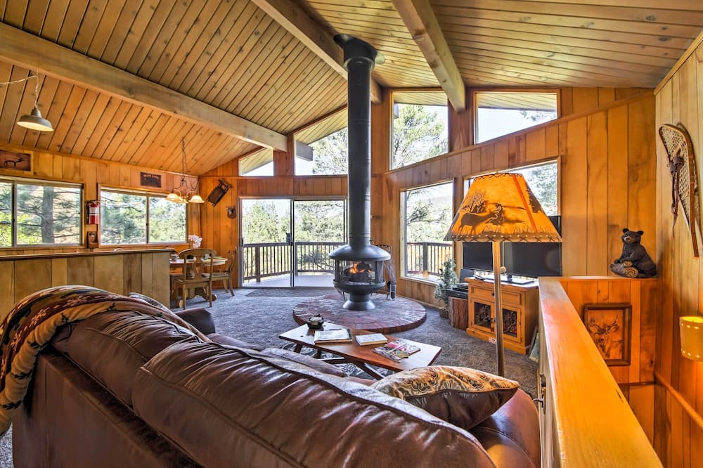 5 Mi to Big Bear Mtn Resort: Cozy Cabin w/ Deck - Baldwin Lake, CA