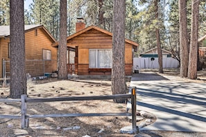 Property grounds - Peaceful Cozy Cabin ~ 3 Mi to Big Bear Lake! (Big Bear City)