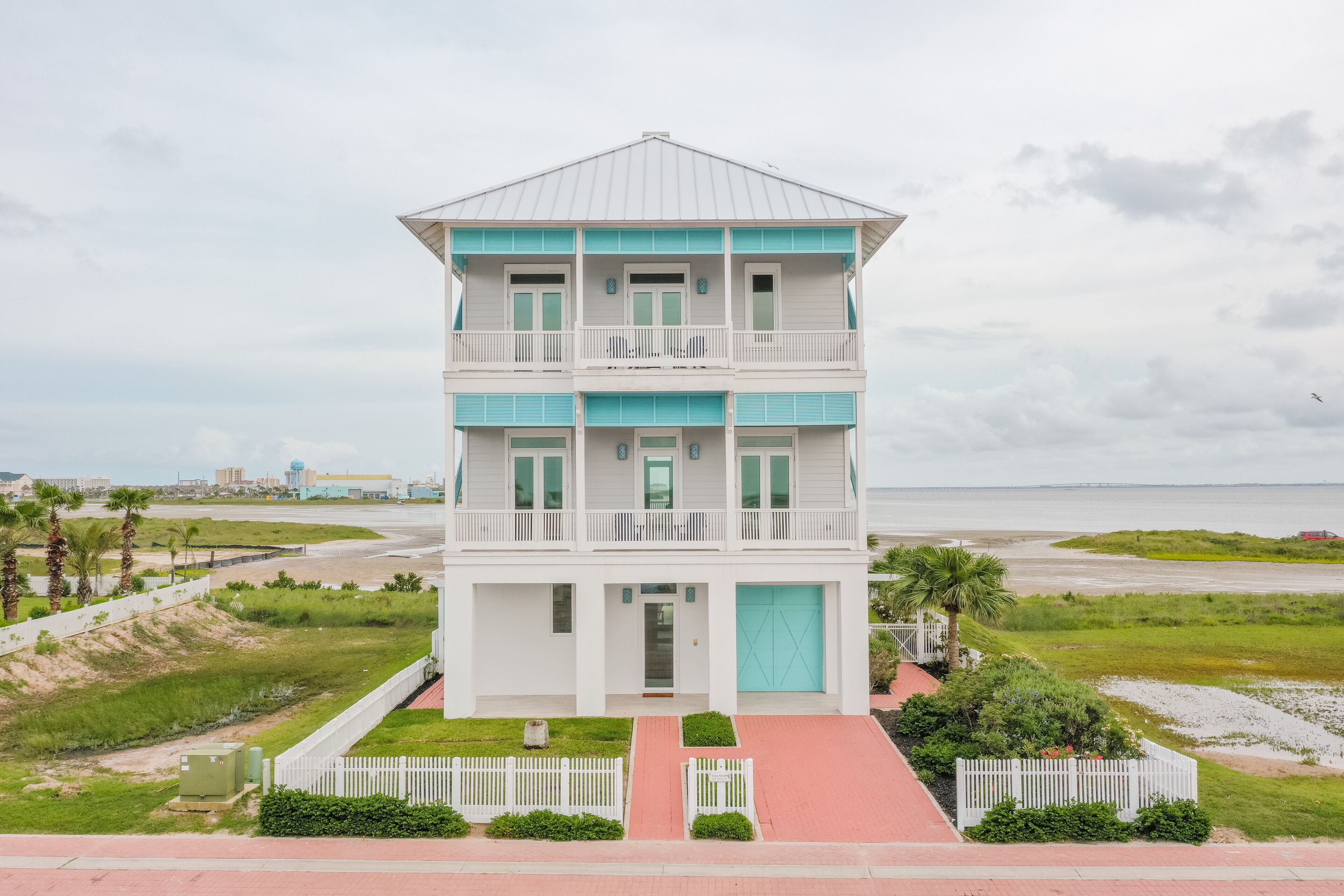 Casa Sirena beautiful 4br home with private pool on the bay!