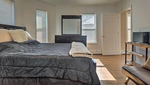 2 bedrooms, iron/ironing board, bed sheets - Charming Apartment in the Heart of Cambridge! (Cambridge)