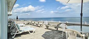 2 Decks + Beach Access: Oceanfront Getaway!