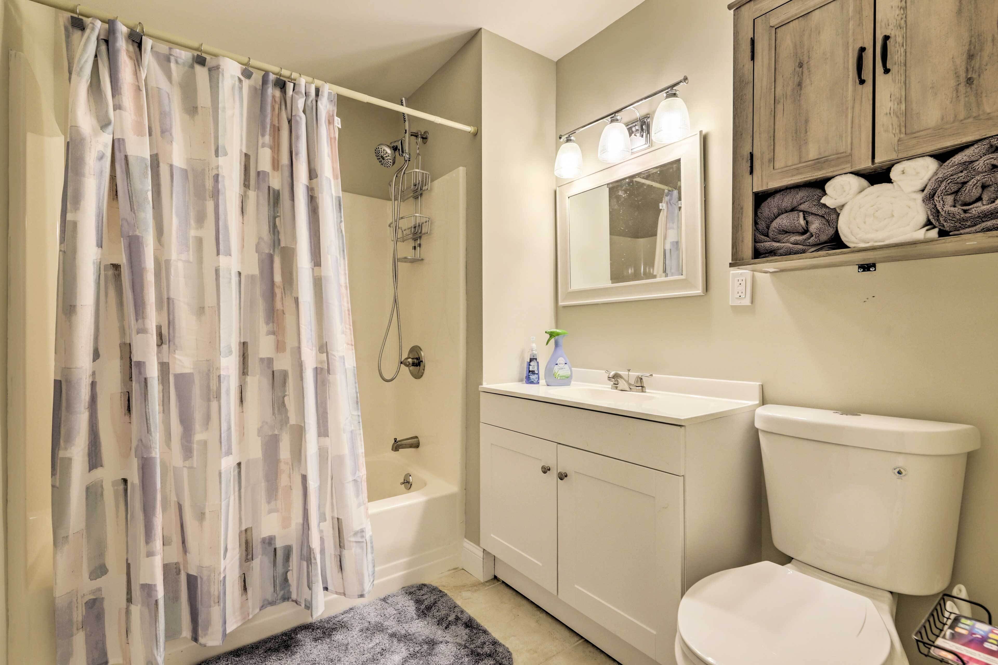 Une salle de bain équipée d’une douche, de toilettes, d’un lavabo et d’un porte-serviettes avec des serviettes.