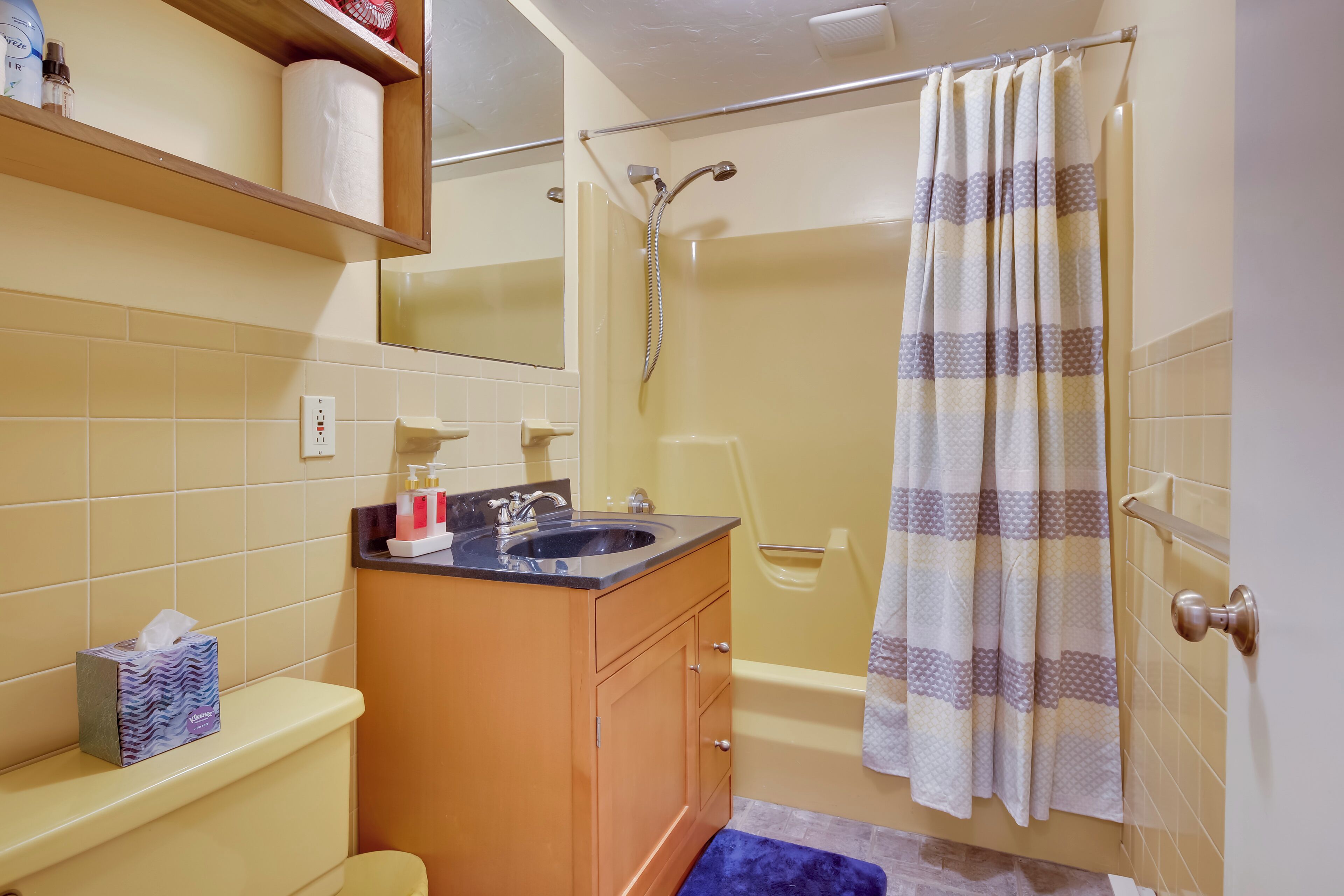 Un baño con inodoro, lavamanos y ducha.