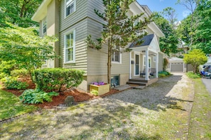 House (5 Bedrooms) | Interior - Elegant Pittsfield Home Near Downtown & Skiing! (Pittsfield)