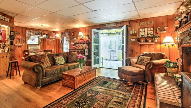 Une chambre confortable, aménagée dans le style d’un chalet, avec un intérieur en bois, un coin repas et une vue à travers une porte vitrée.