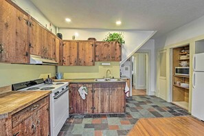 Apartment (4 Bedrooms) | Private kitchen | Microwave, oven, stovetop, dishwasher - Apt on Vineyard Haven Near Nantucket Sound! (Vineyard Haven)